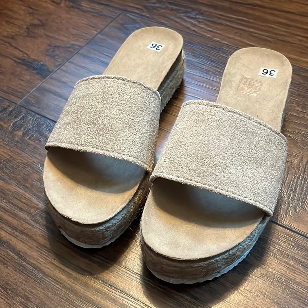 NWOT Platform Sandals